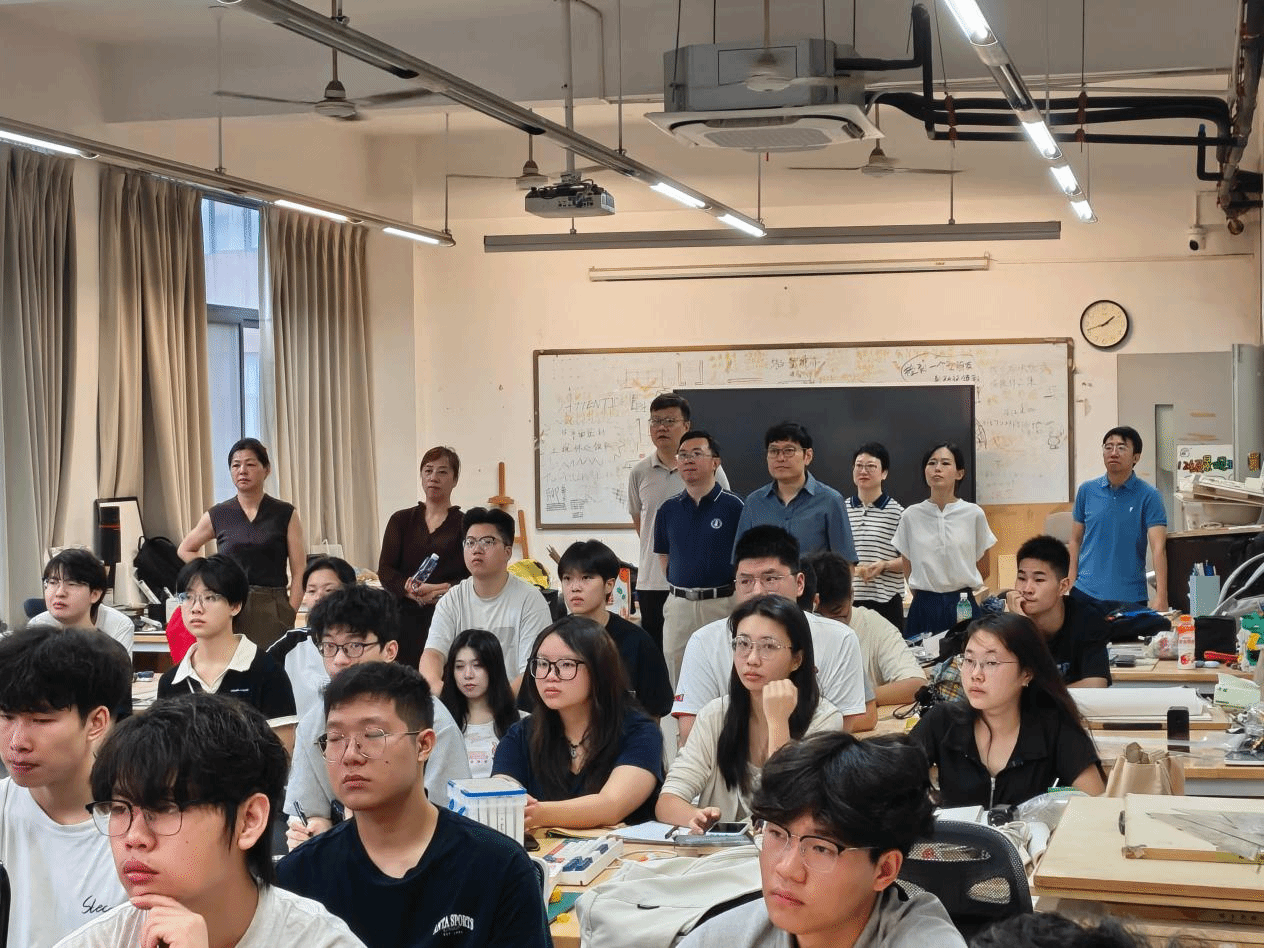 建筑学院开展新学期首日课堂走访工作